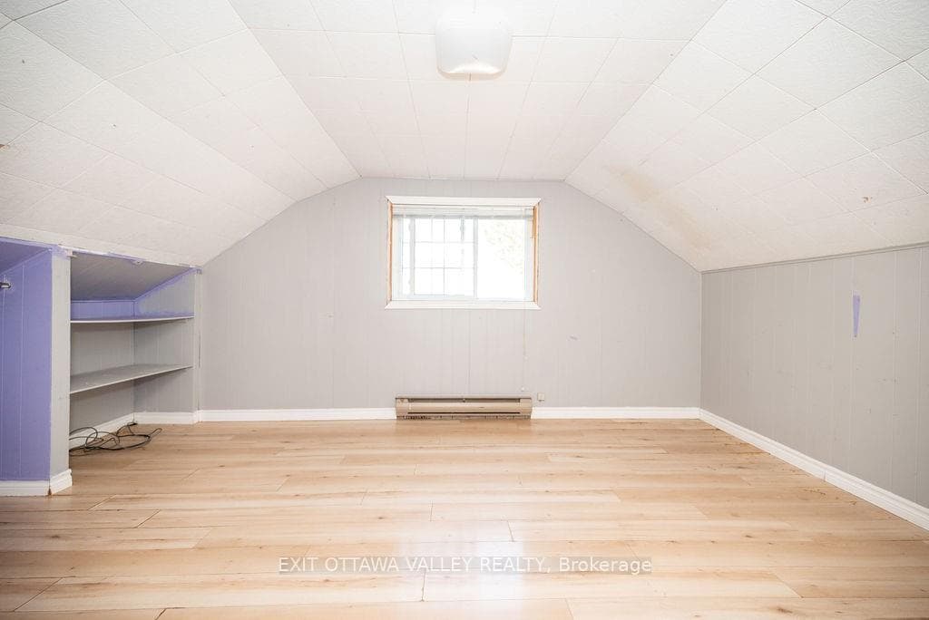 30 ALDER Crescent photo 7