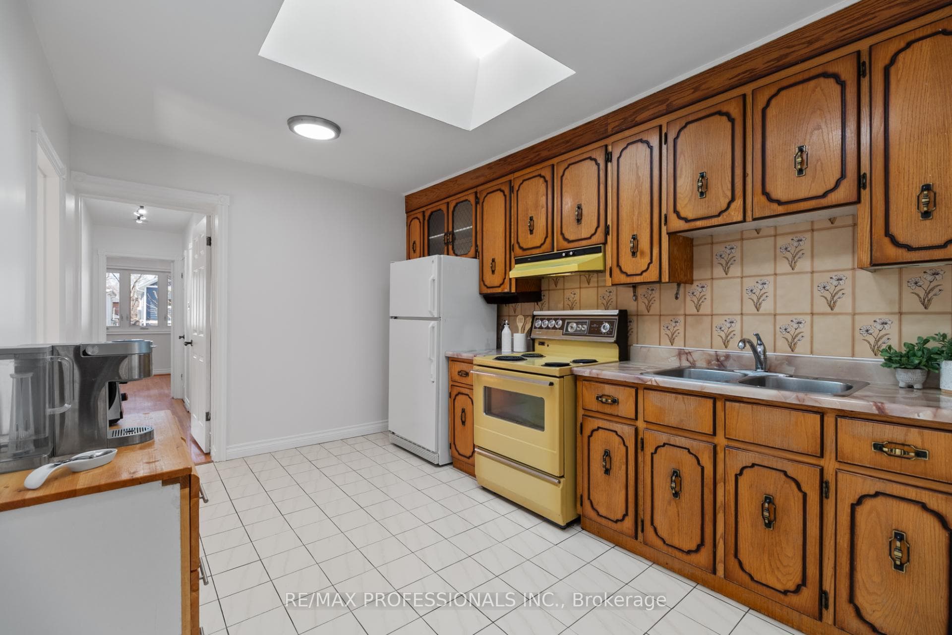 Unit 2 - Eat-in Kitchen