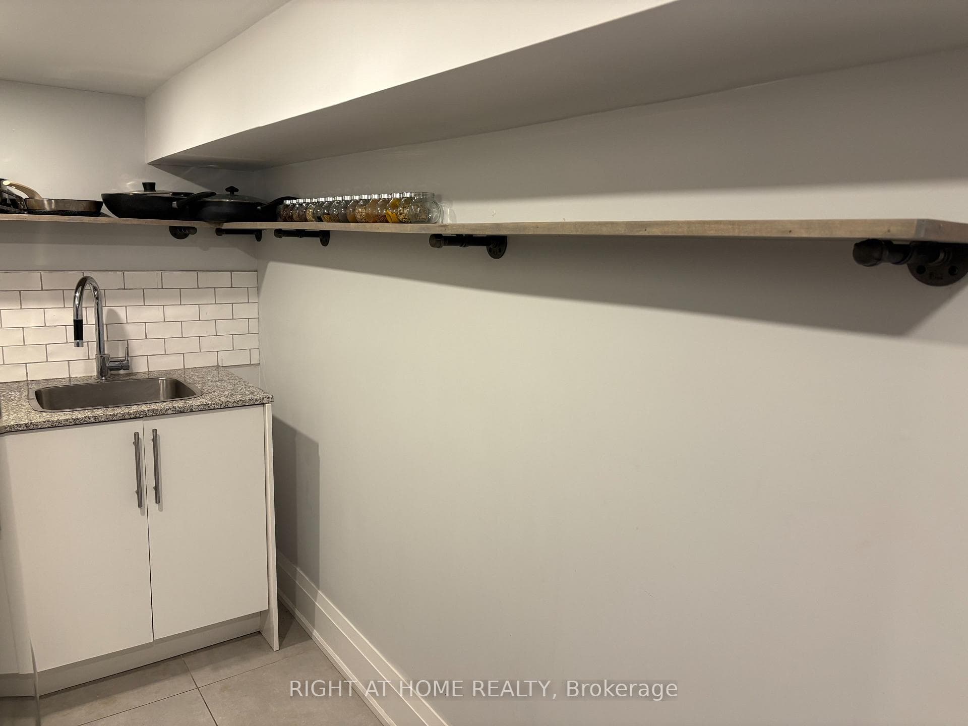39 Amherst Avenue Unit Lower photo 4