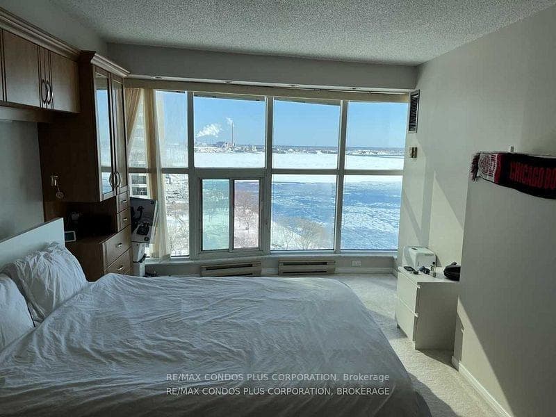 99 HARBOUR Square Unit 1707 photo 4