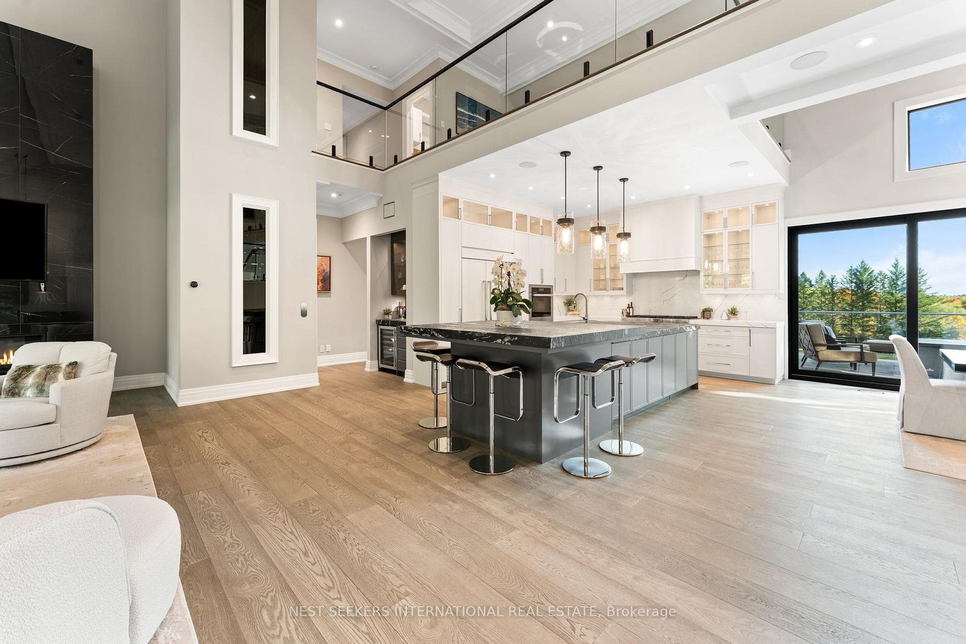 141 Kingscross Drive photo 4
