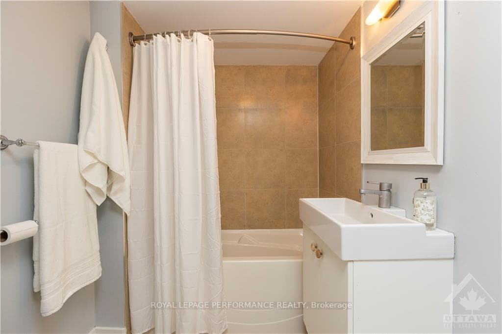 271 MCLEOD Street Unit 2 photo 19