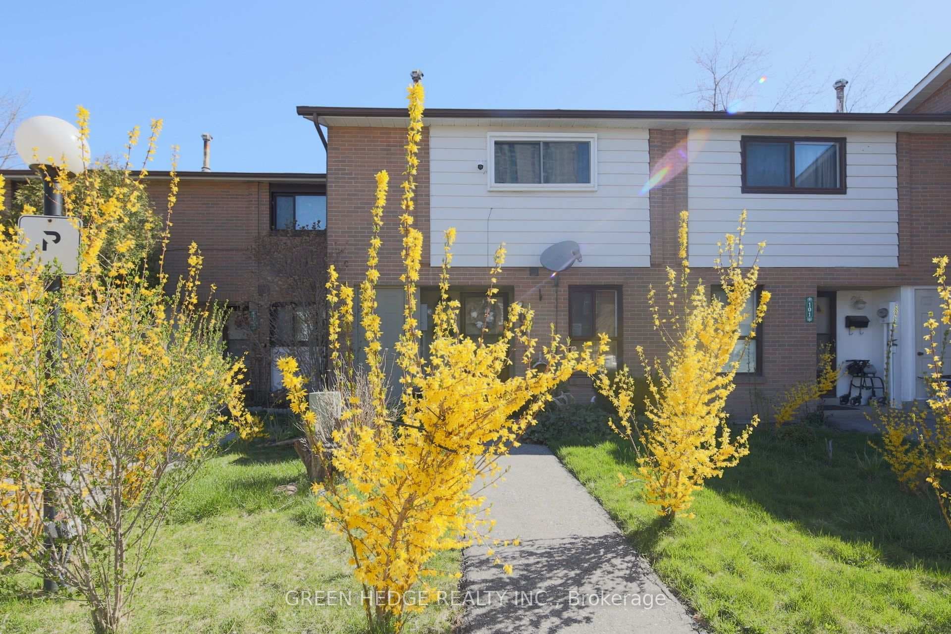 102 Fleetwood Crescent photo 2