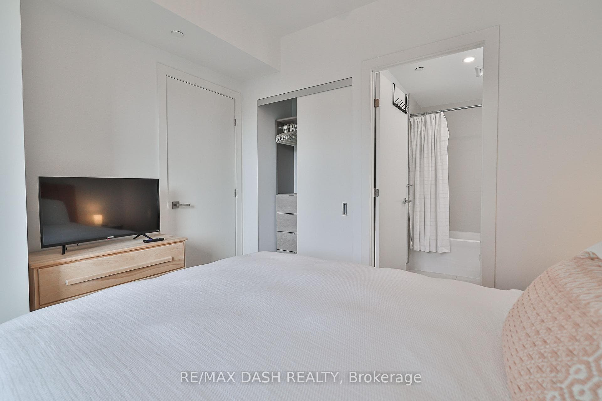 223 St. Clair Avenue Unit 215 photo 15