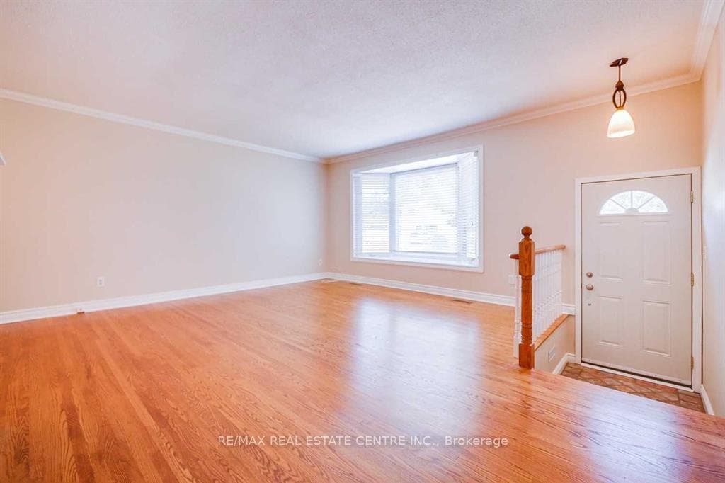 151 Otter Crescent photo 2