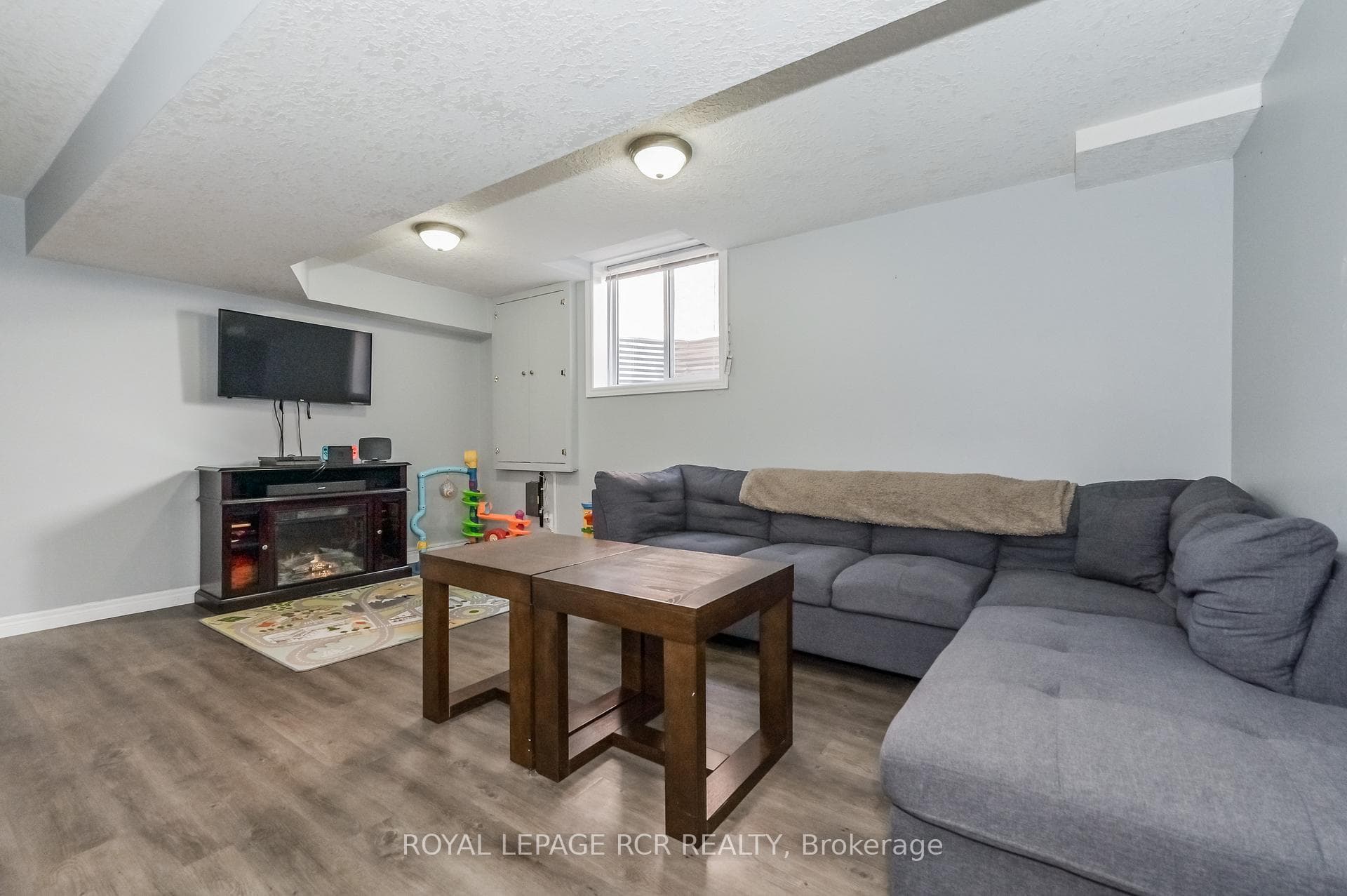 770 Victoria Terrace photo 20