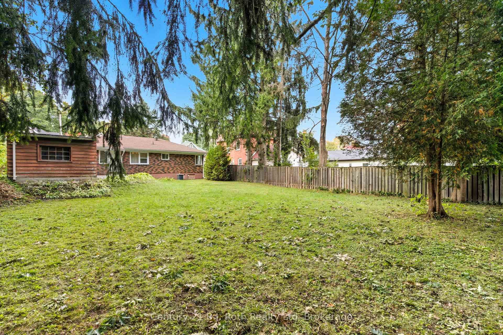 639 Yonge Street photo 39