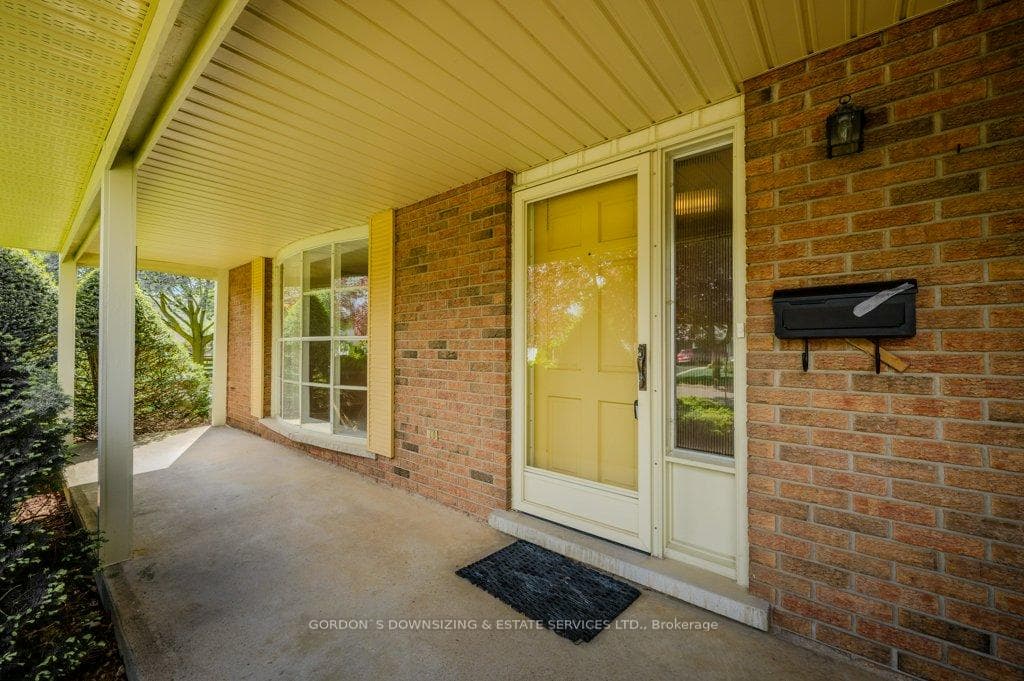 389 Dunvegan Drive photo 4