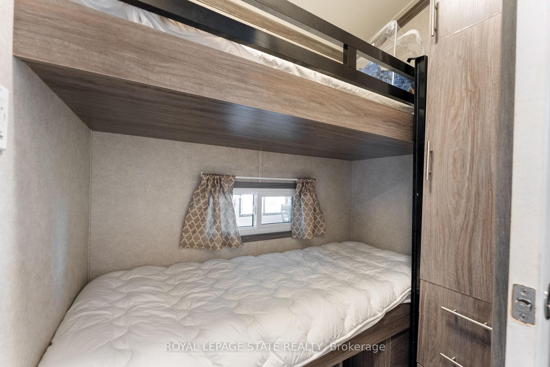 490 Empire Road photo 14