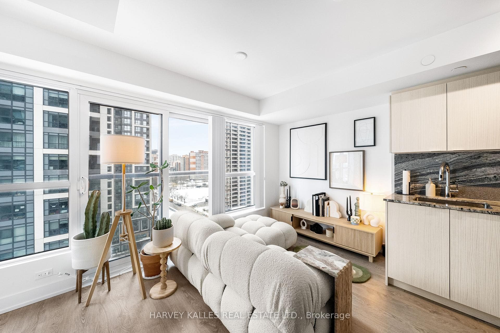 5 Mabelle Avenue Unit 1131 photo 2