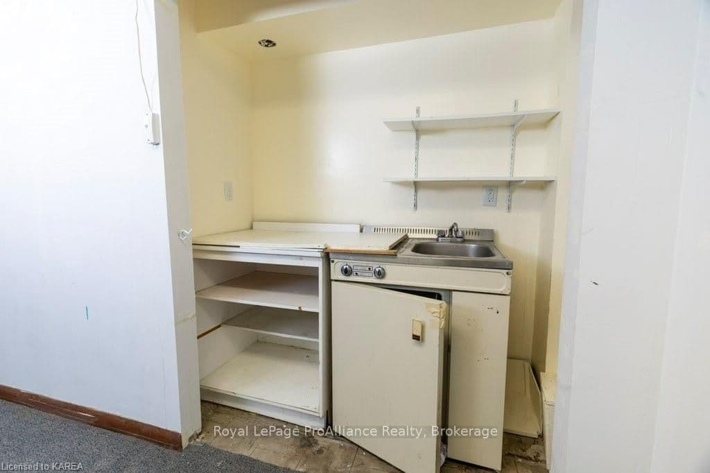 223 YONGE Street photo 31