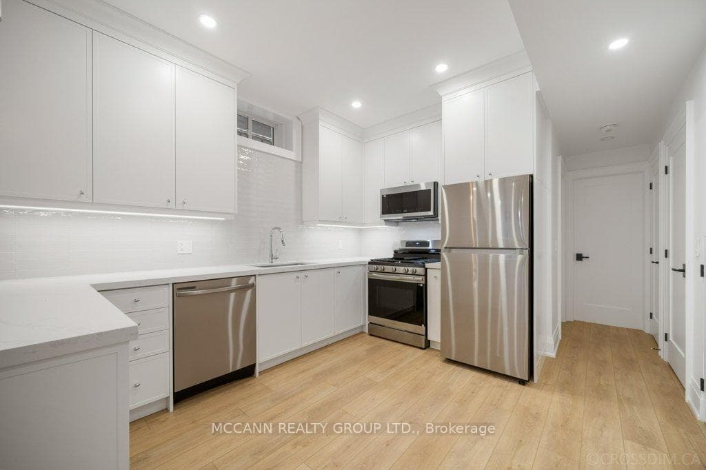 72 Woburn Avenue photo 35