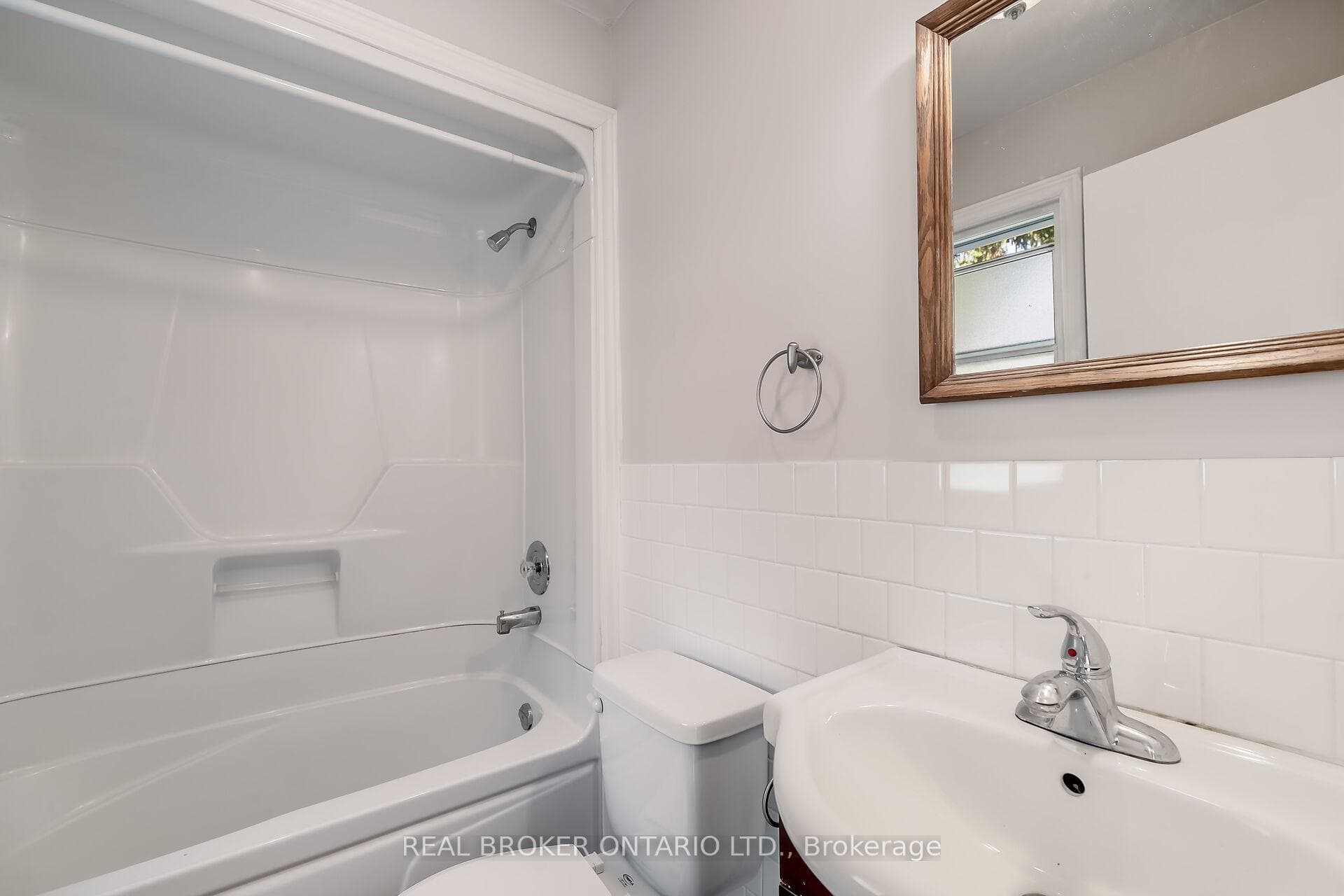26 Memorial Crescent photo 12