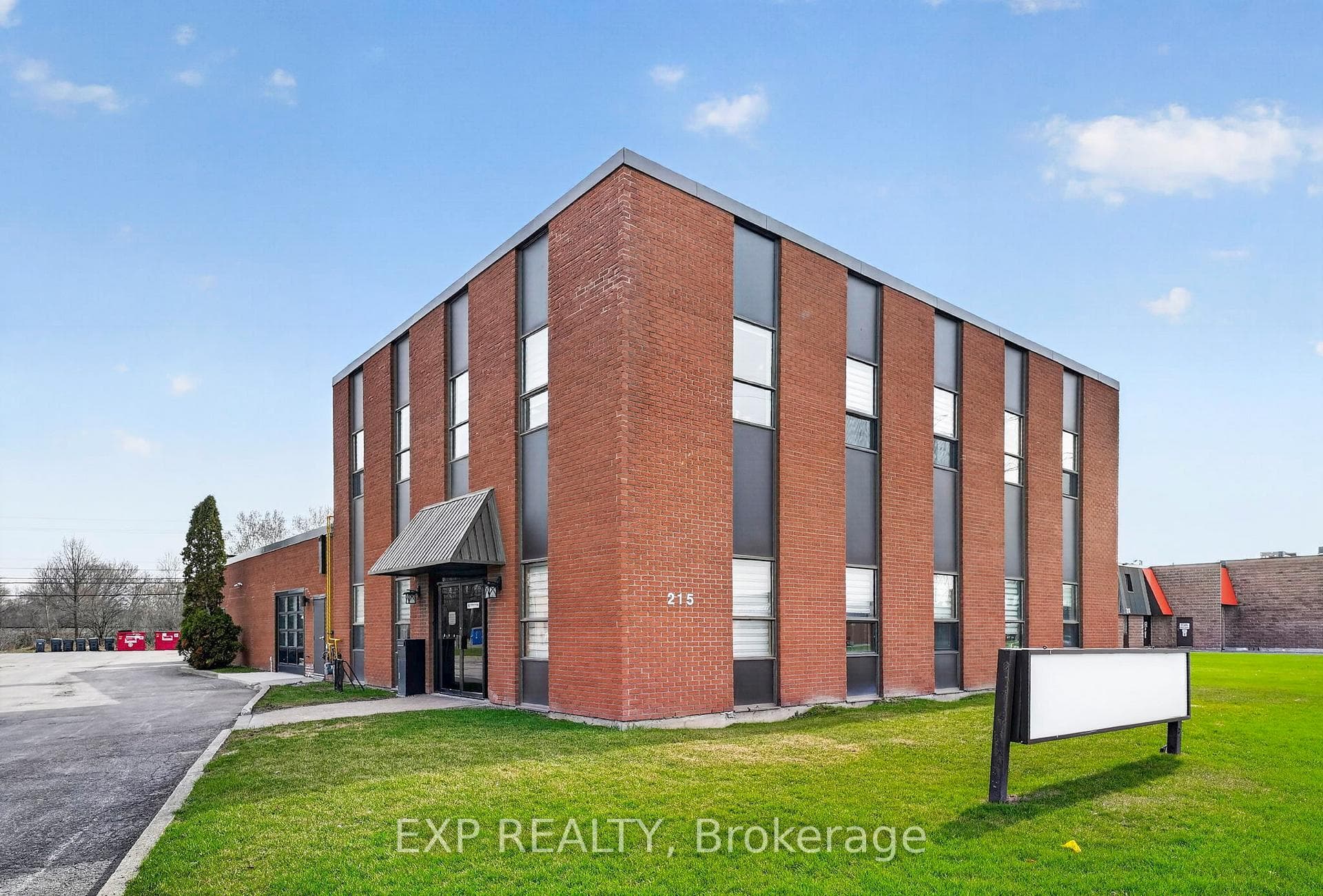 215 Colonnade Road photo 2