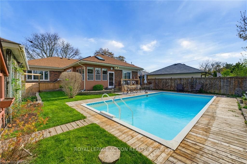 90 Henderson Avenue photo 38