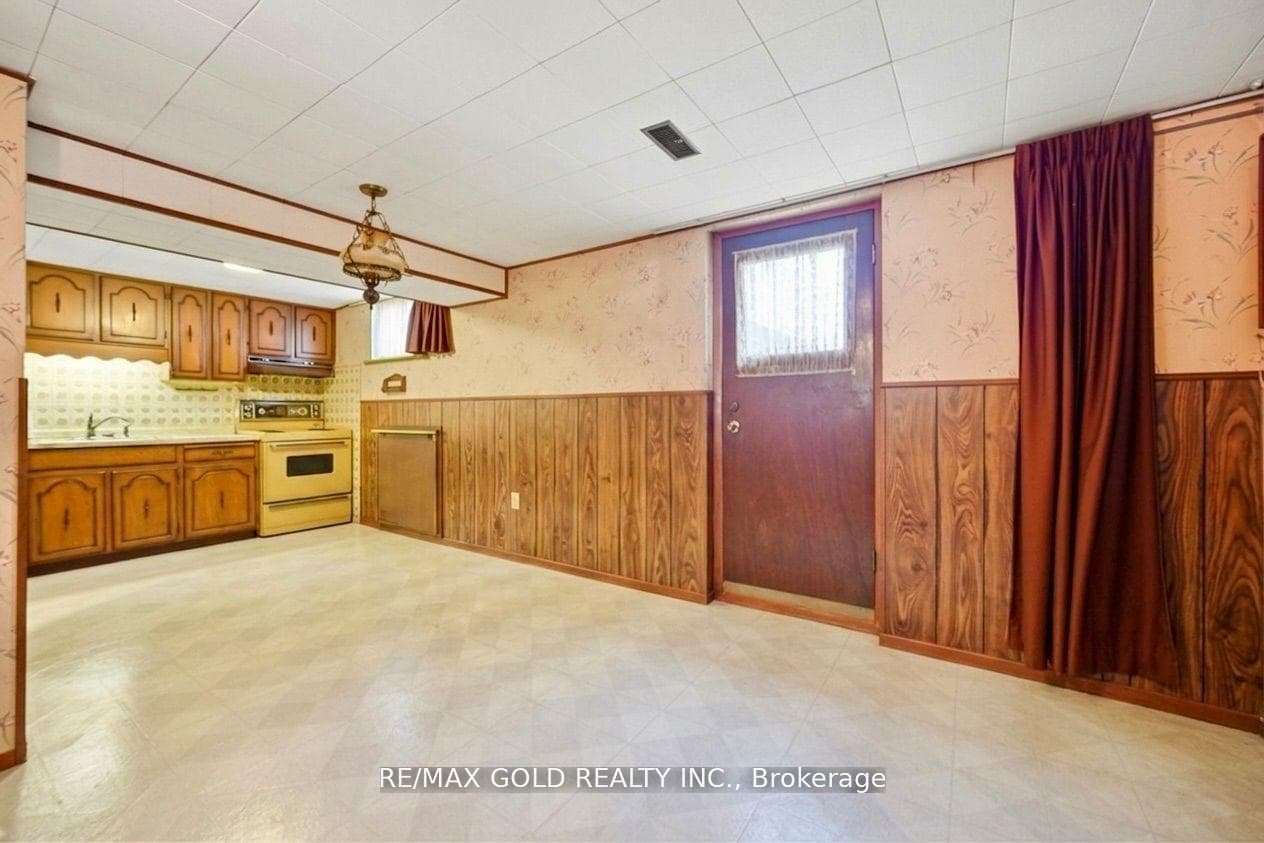 877 Consort Crescent photo 37