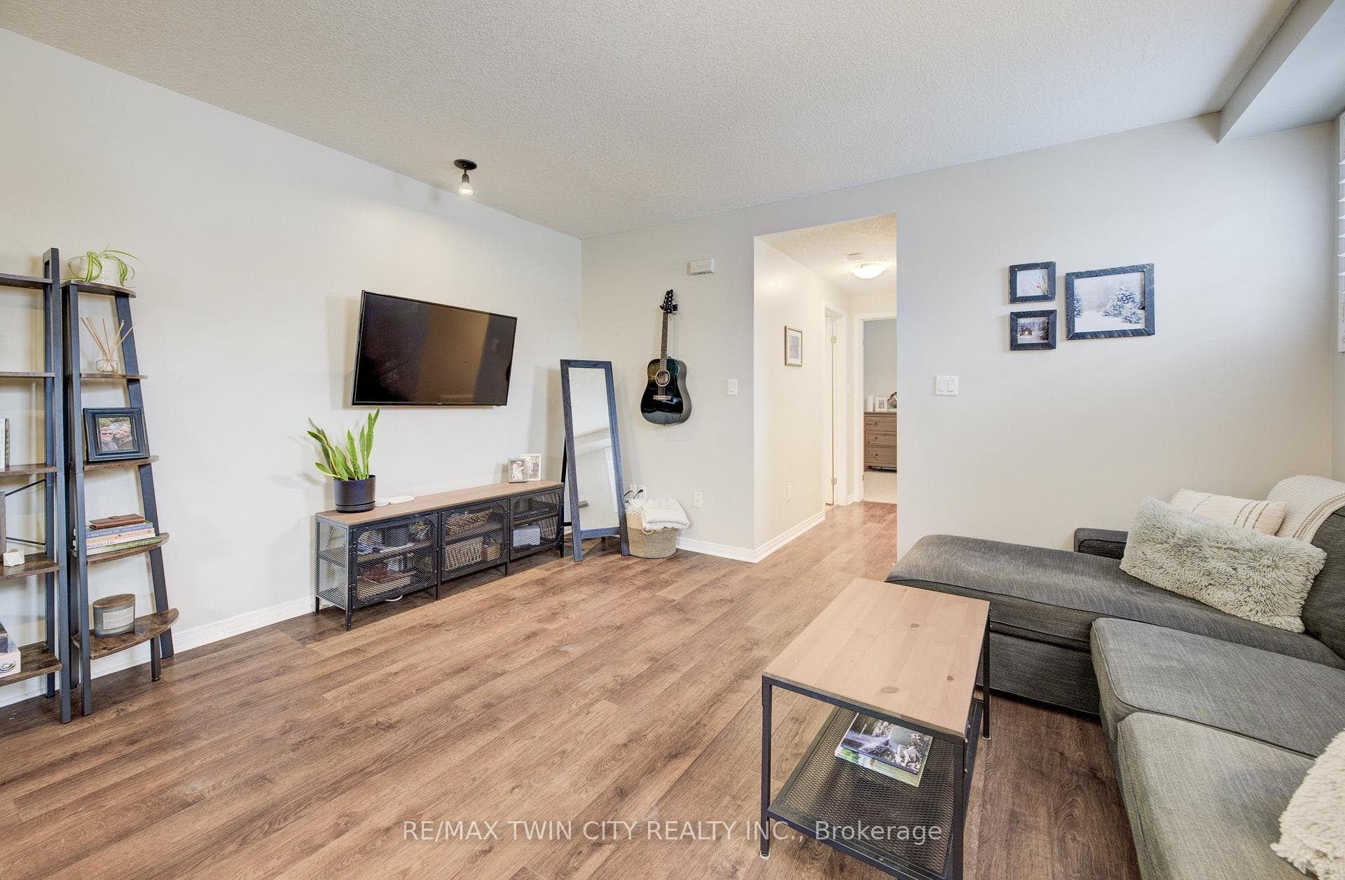 240 WESTMEADOW Drive photo 9