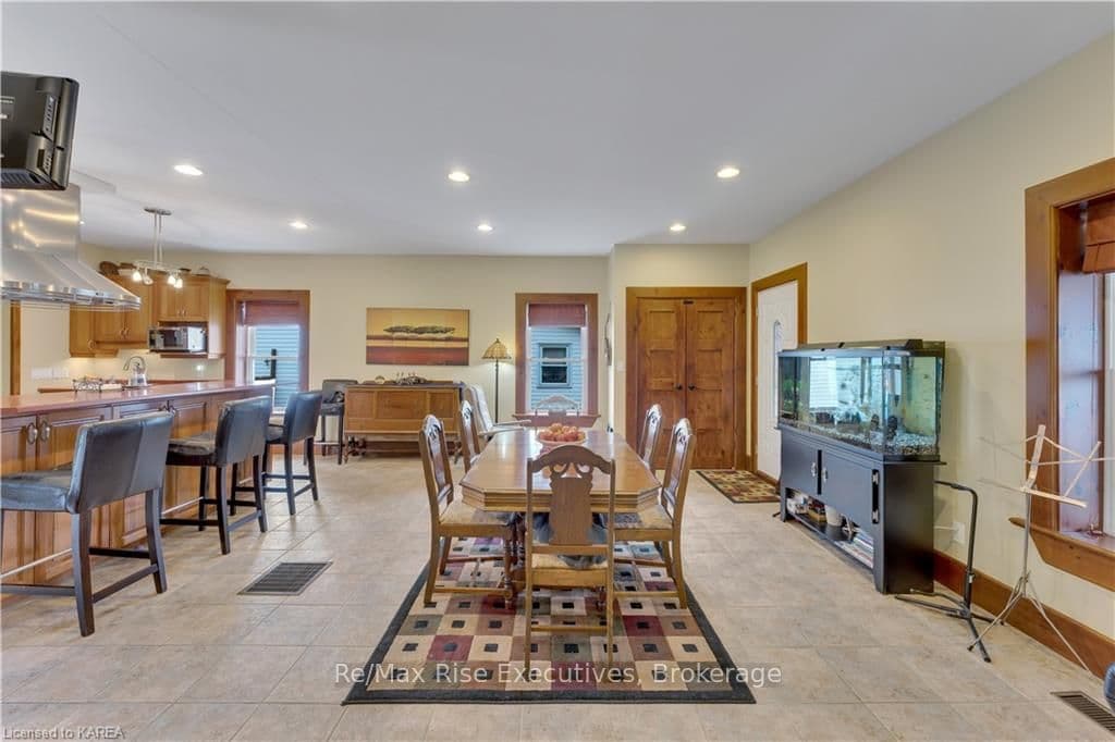 285 THOMAS Street photo 12