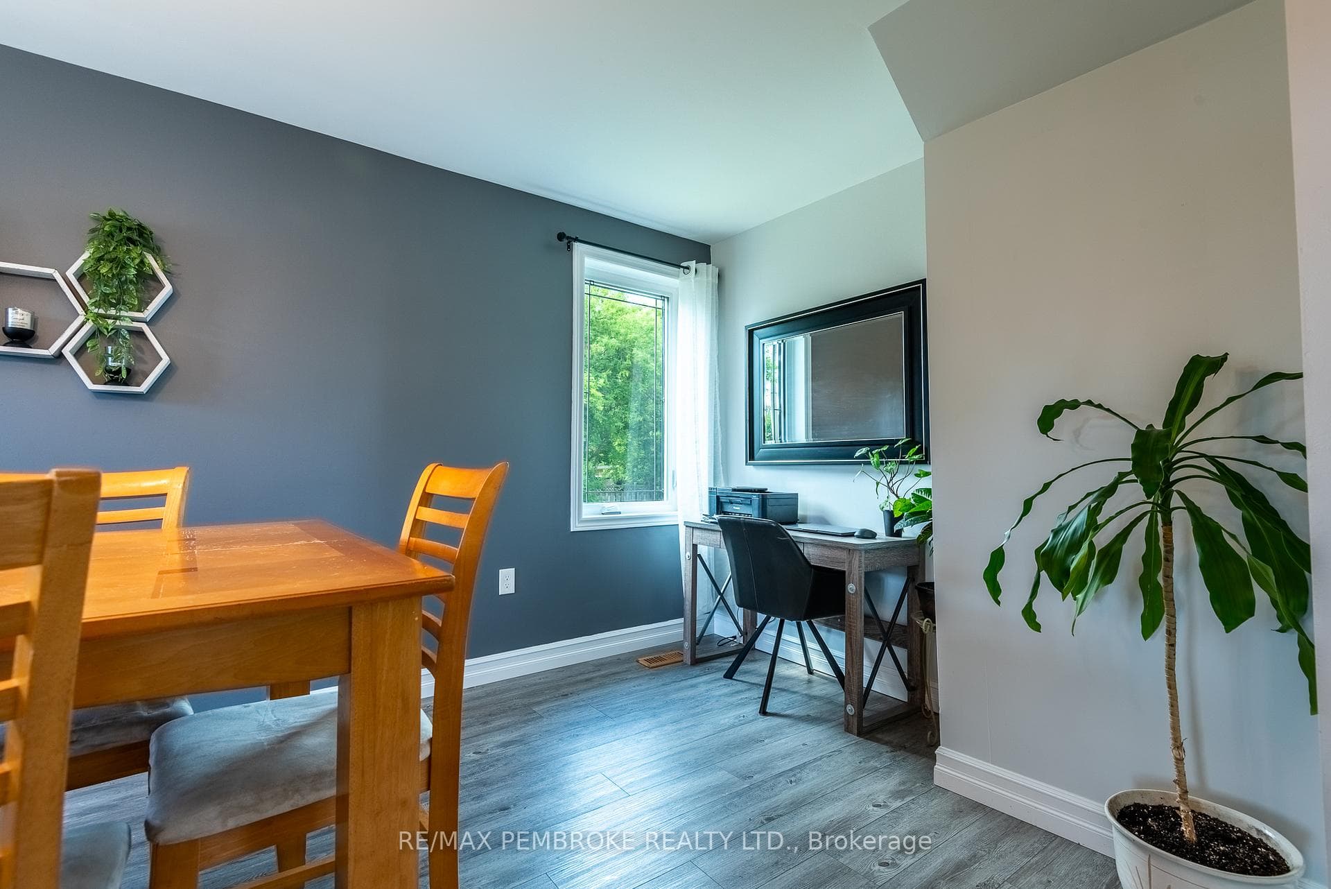 560 Boundary Road photo 25