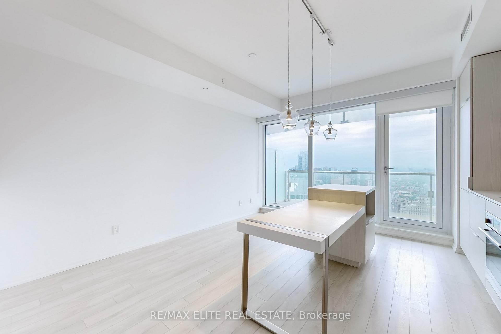 197 Yonge Street Unit 4910 photo 9