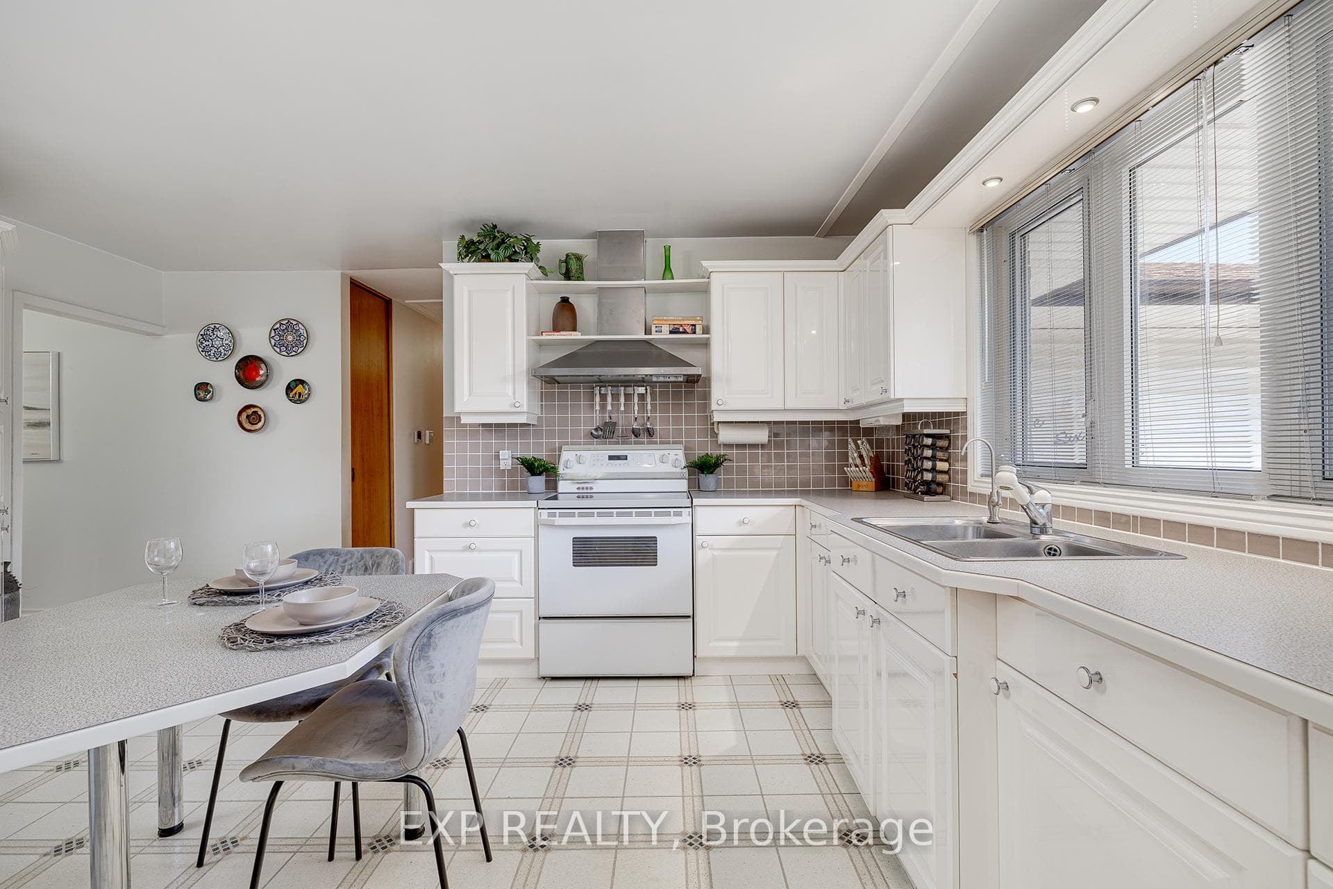 568 Greenbrook Drive photo 4