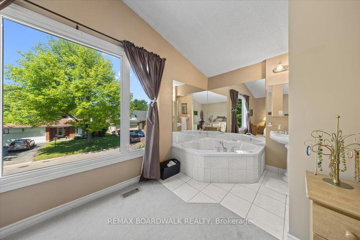 13 Pommel Crescent photo 31
