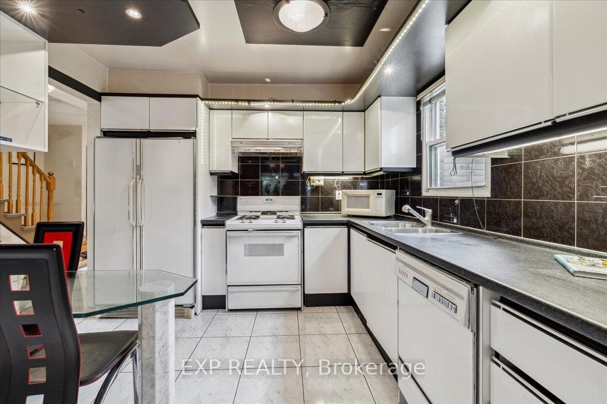 Bright Eat-In Kitchen