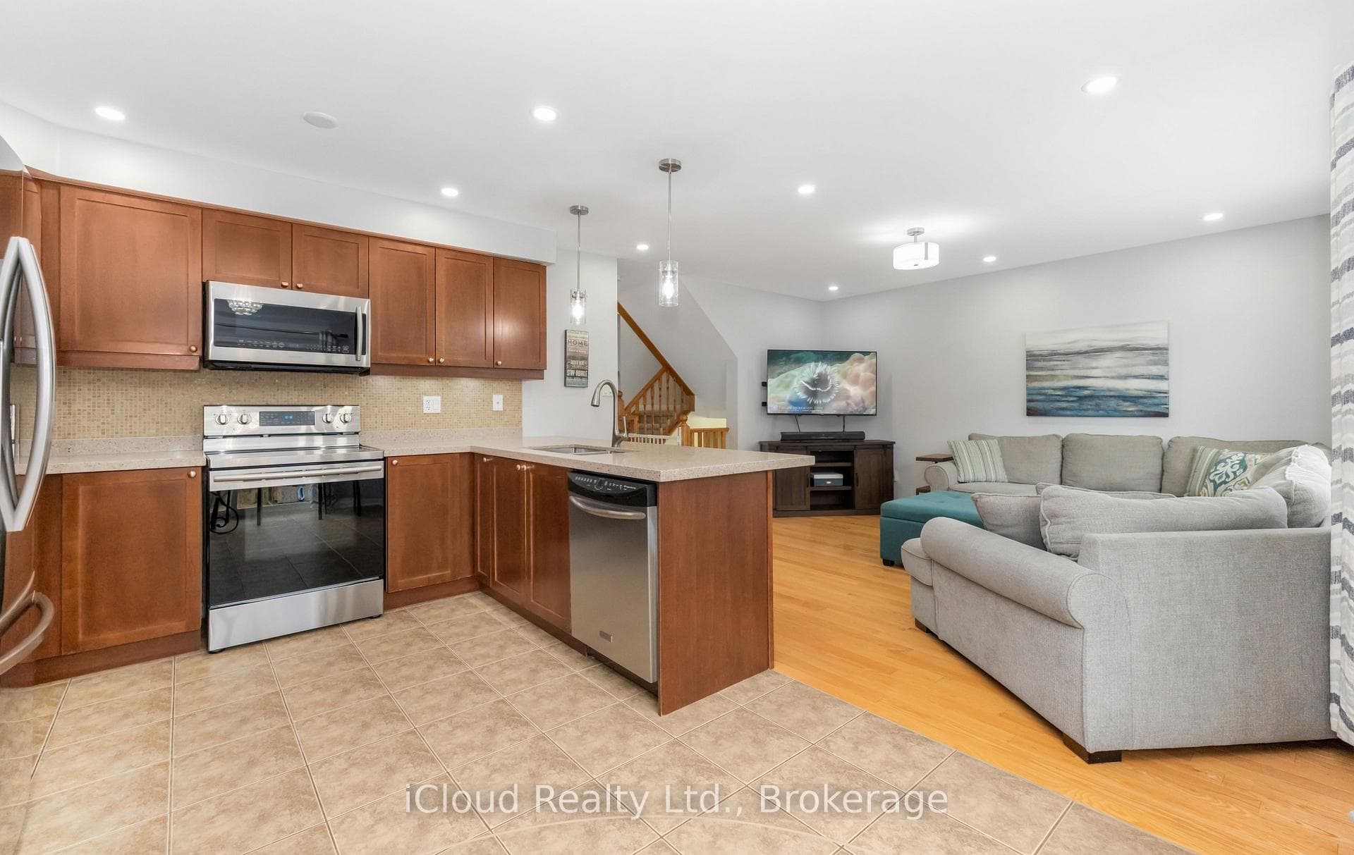Large, Open Concept Eat-In Kitchen