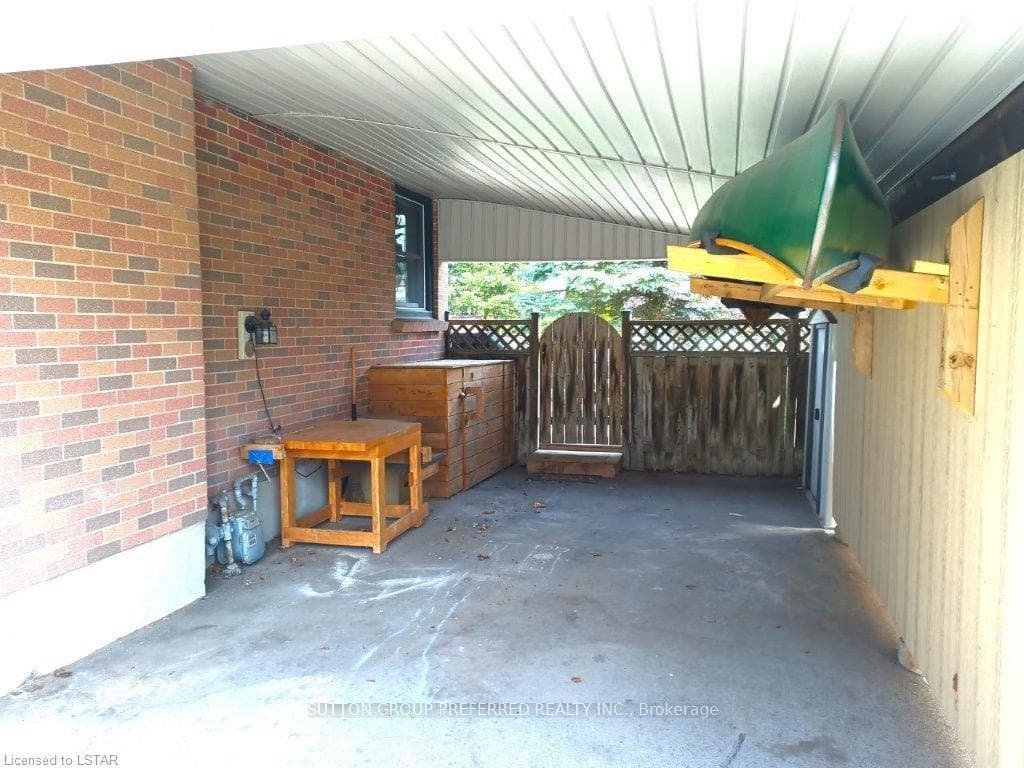 1180 Farnsborough Crescent photo 40