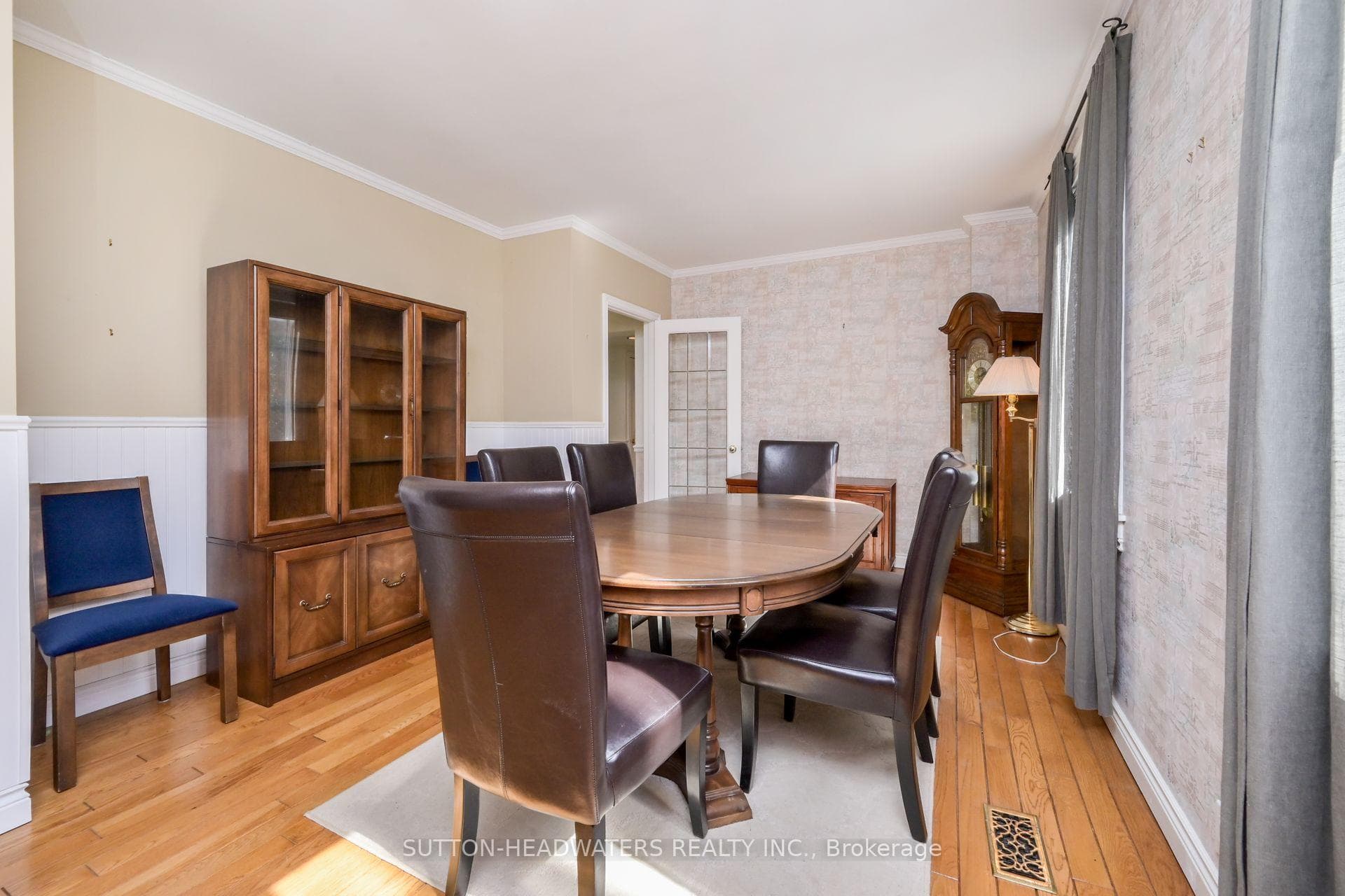 804 Forks Of The Credit Road photo 11