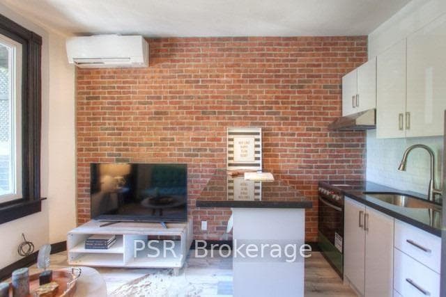 262A Sherbourne Street Unit 2 photo 1