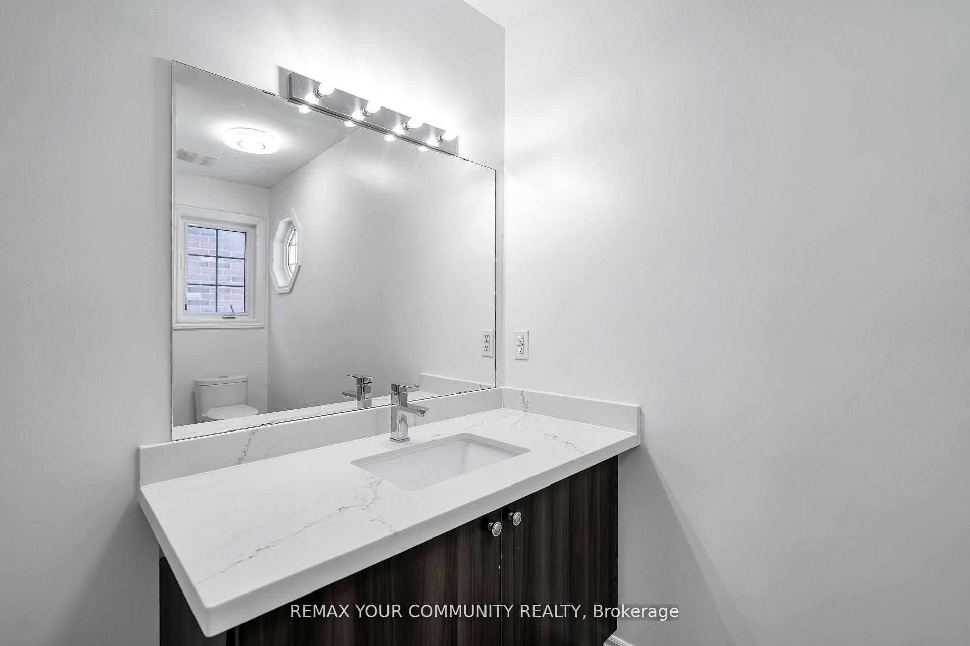 17 Adanac Drive photo 34