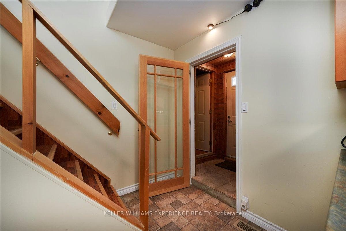425 Codrington Street photo 3