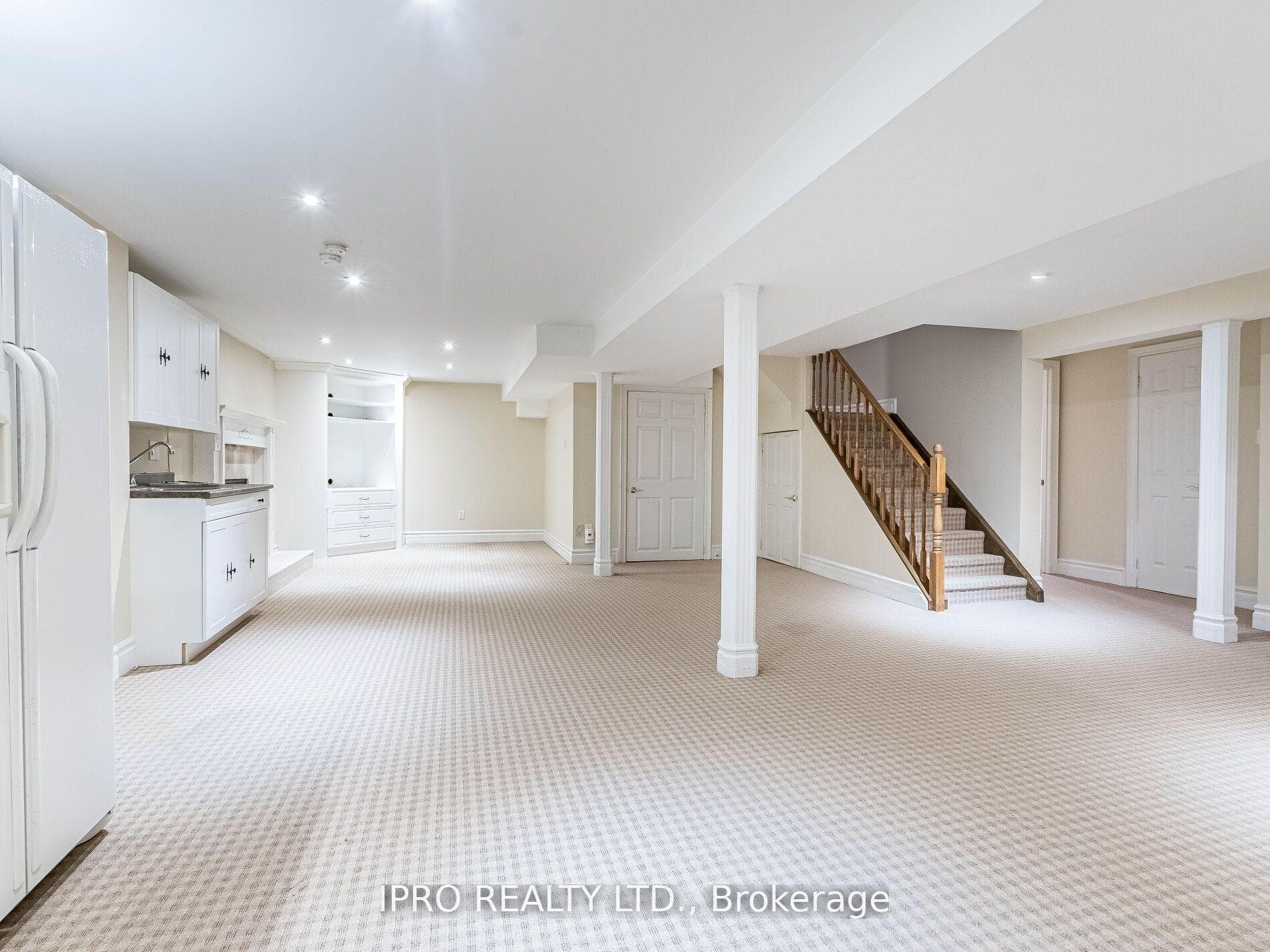 577 Yorkminster Crescent photo 32