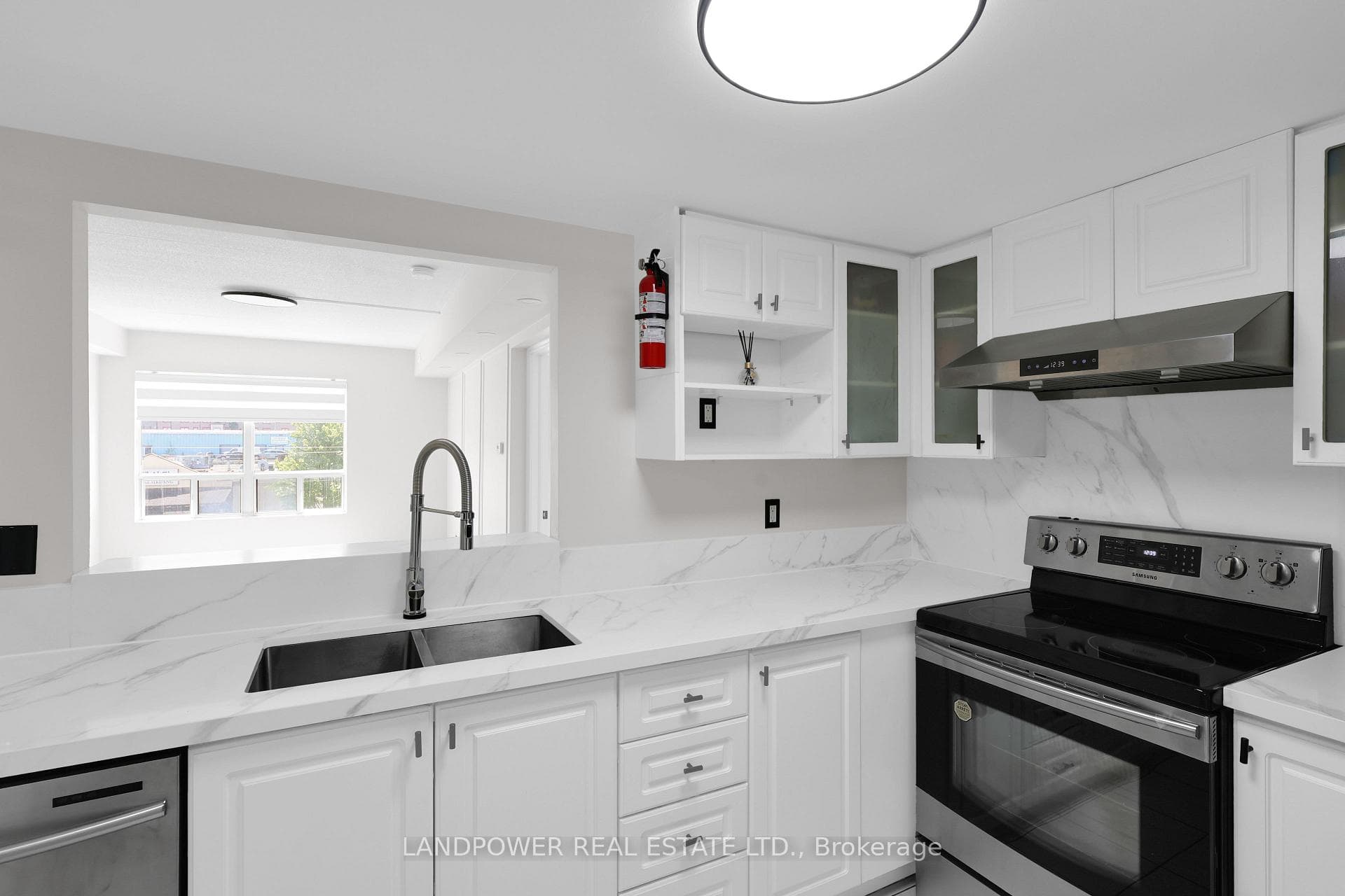160 Wellington Street Unit 301 photo 46