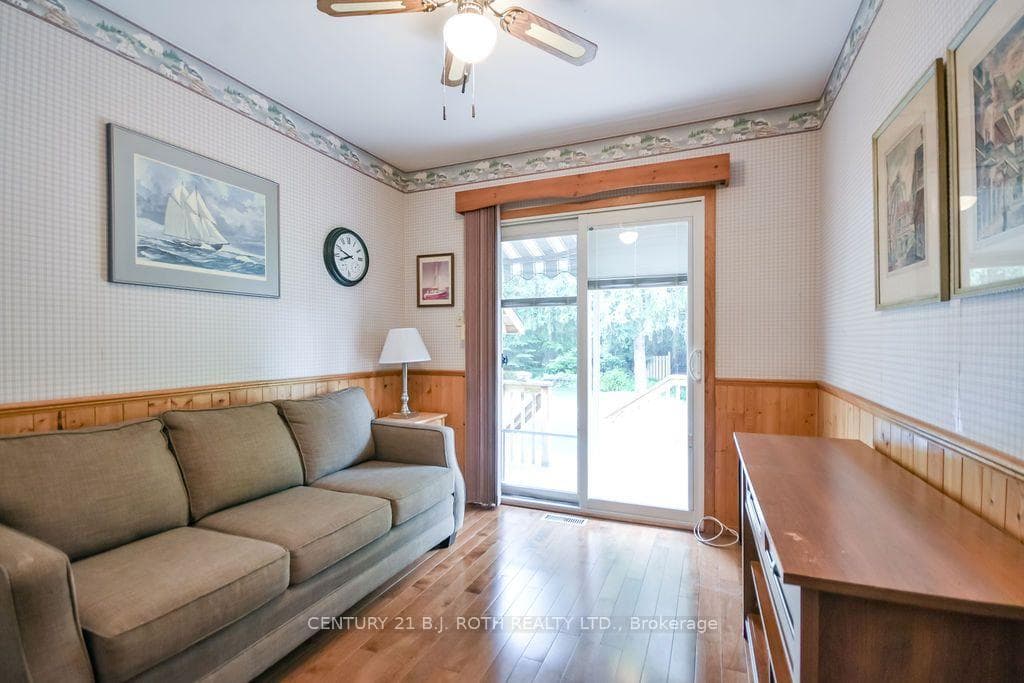 1037 Glen Eagles Crescent photo 25