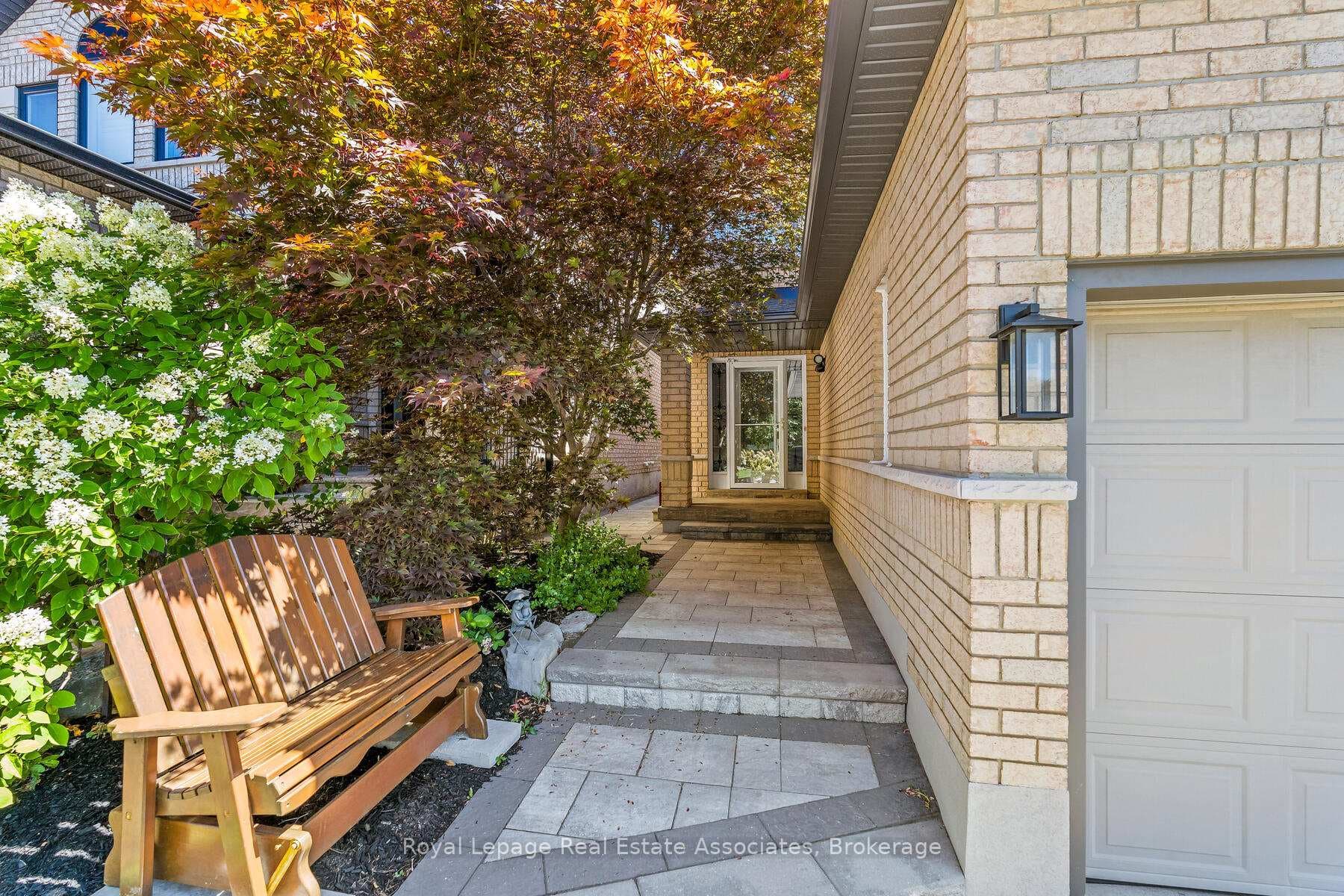 27 Royal Ridge Crescent photo 2