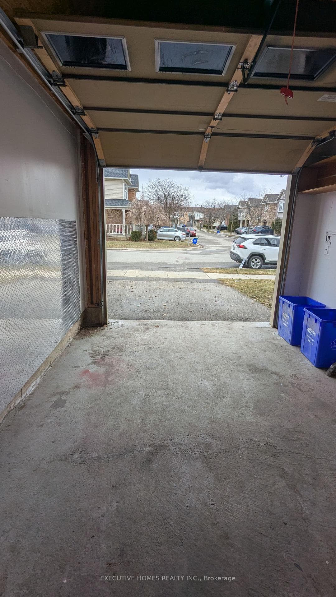 676 Hamilton Crescent photo 33