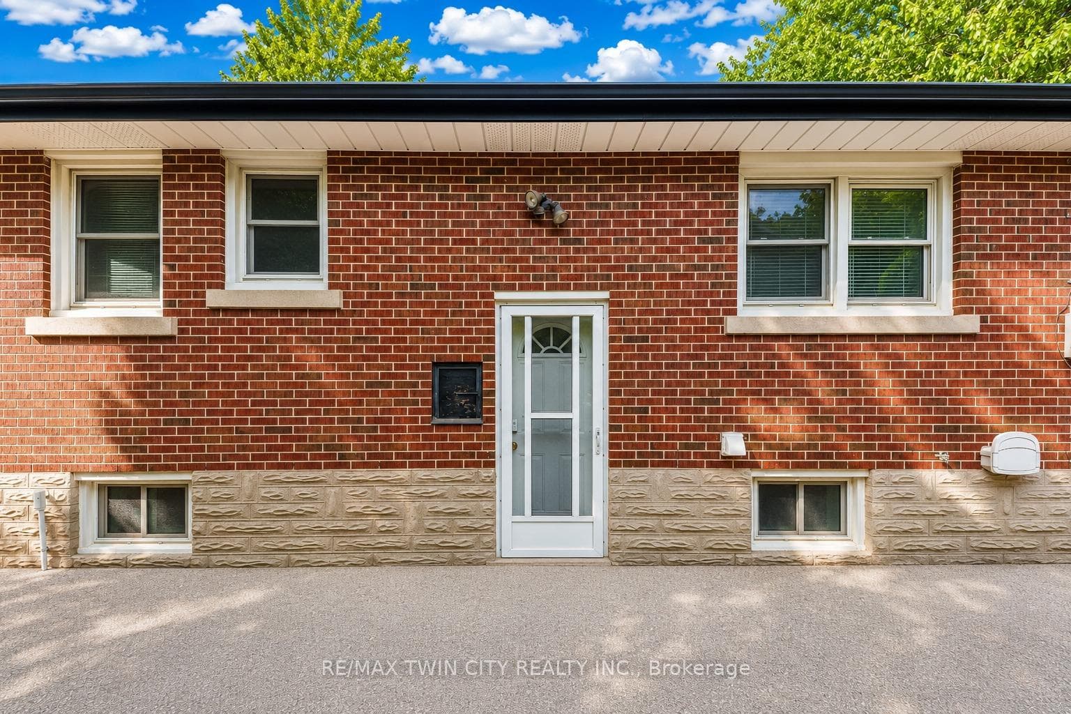 90 Arlington Boulevard photo 22