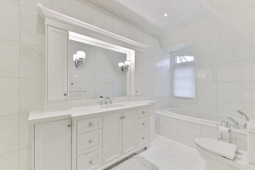 241 Roseland Crescent photo 24