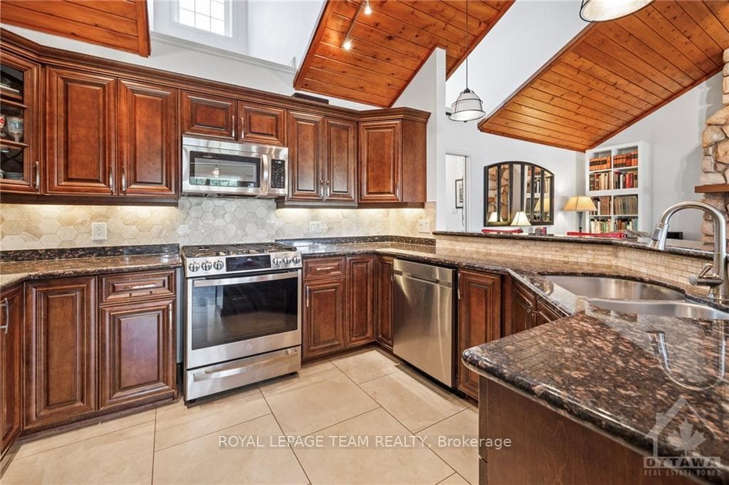 7009 RIDEAU VALLEY Drive photo 11