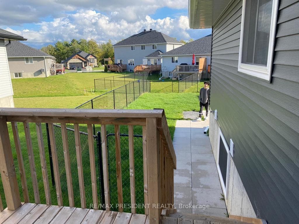 76 Cameron Crescent photo 21