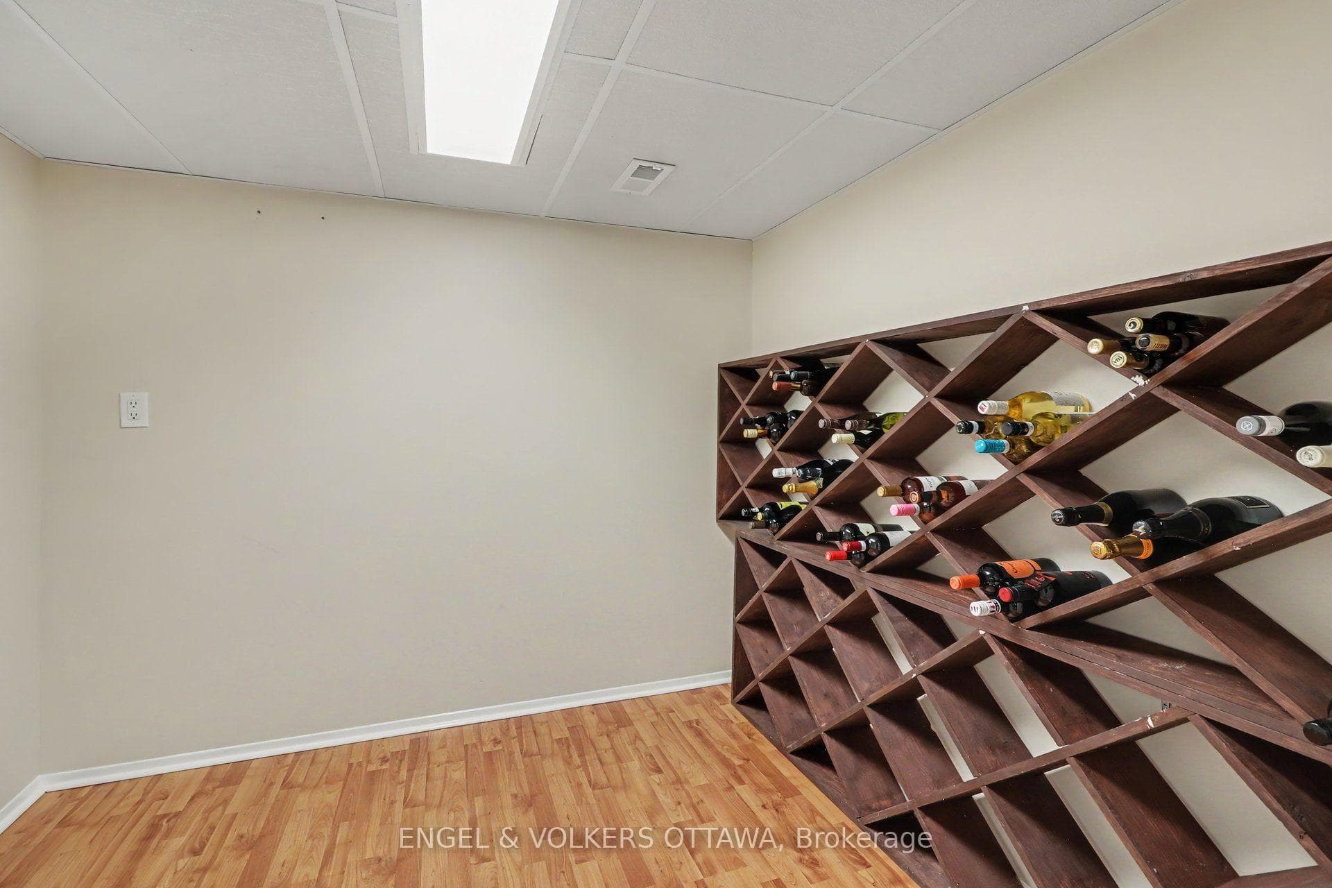 1331 Alloway Crescent photo 24
