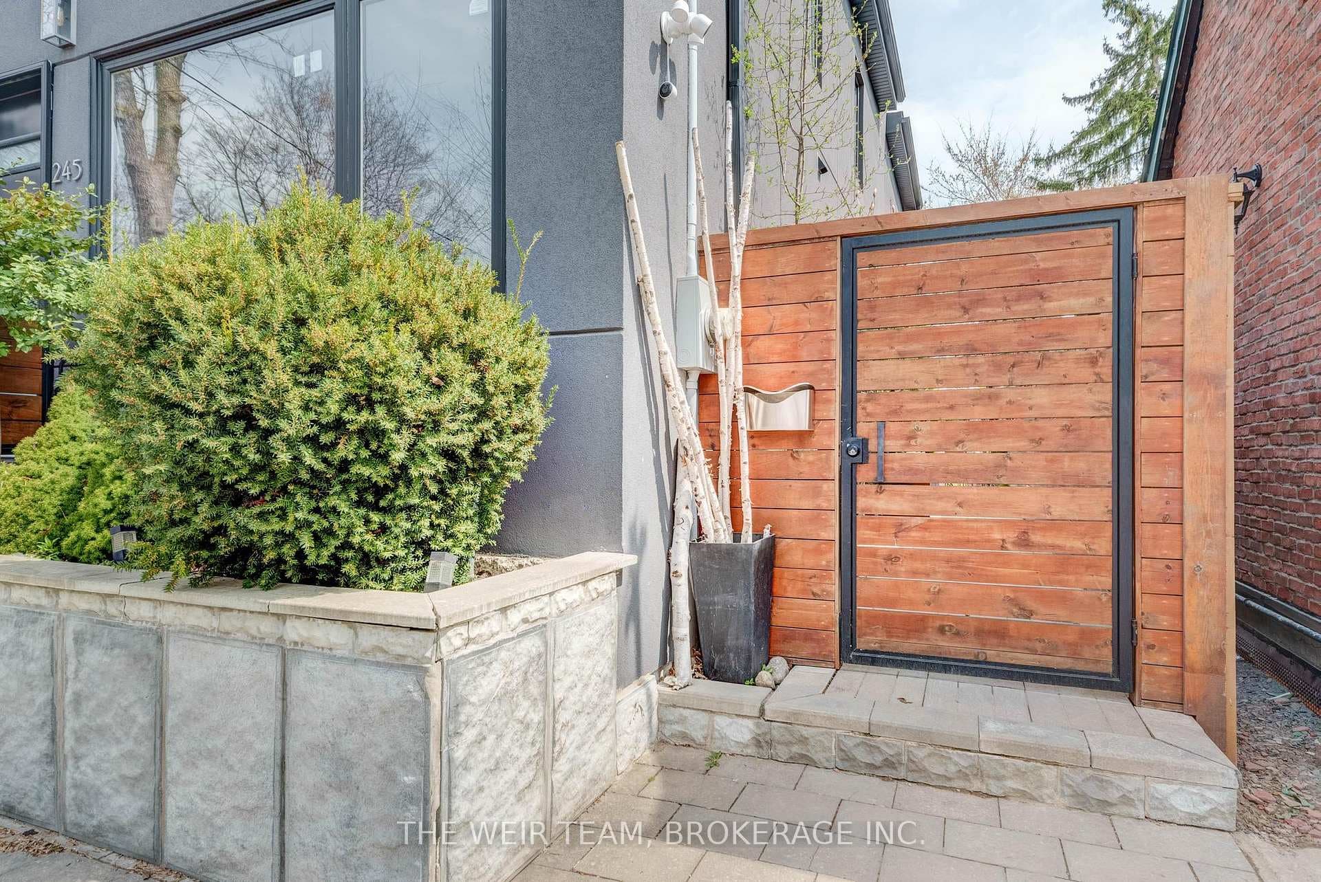 245 Ashdale Avenue Unit Upper photo 2