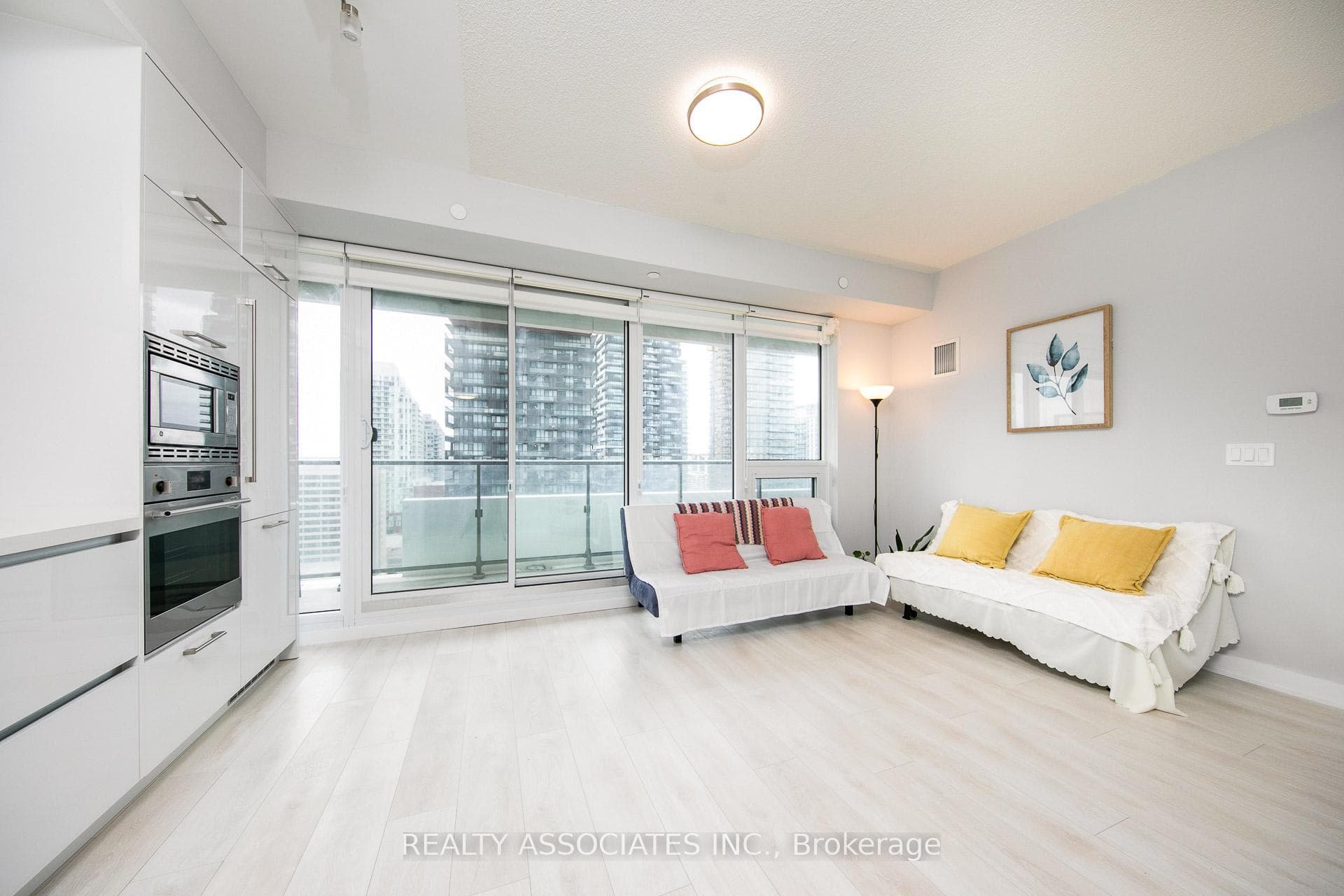 2221 Yonge Street Unit 1811 photo 7
