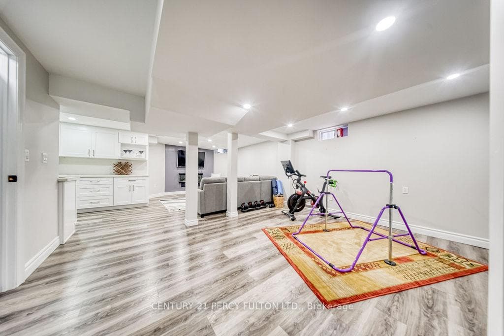 18 Booth Crescent photo 32