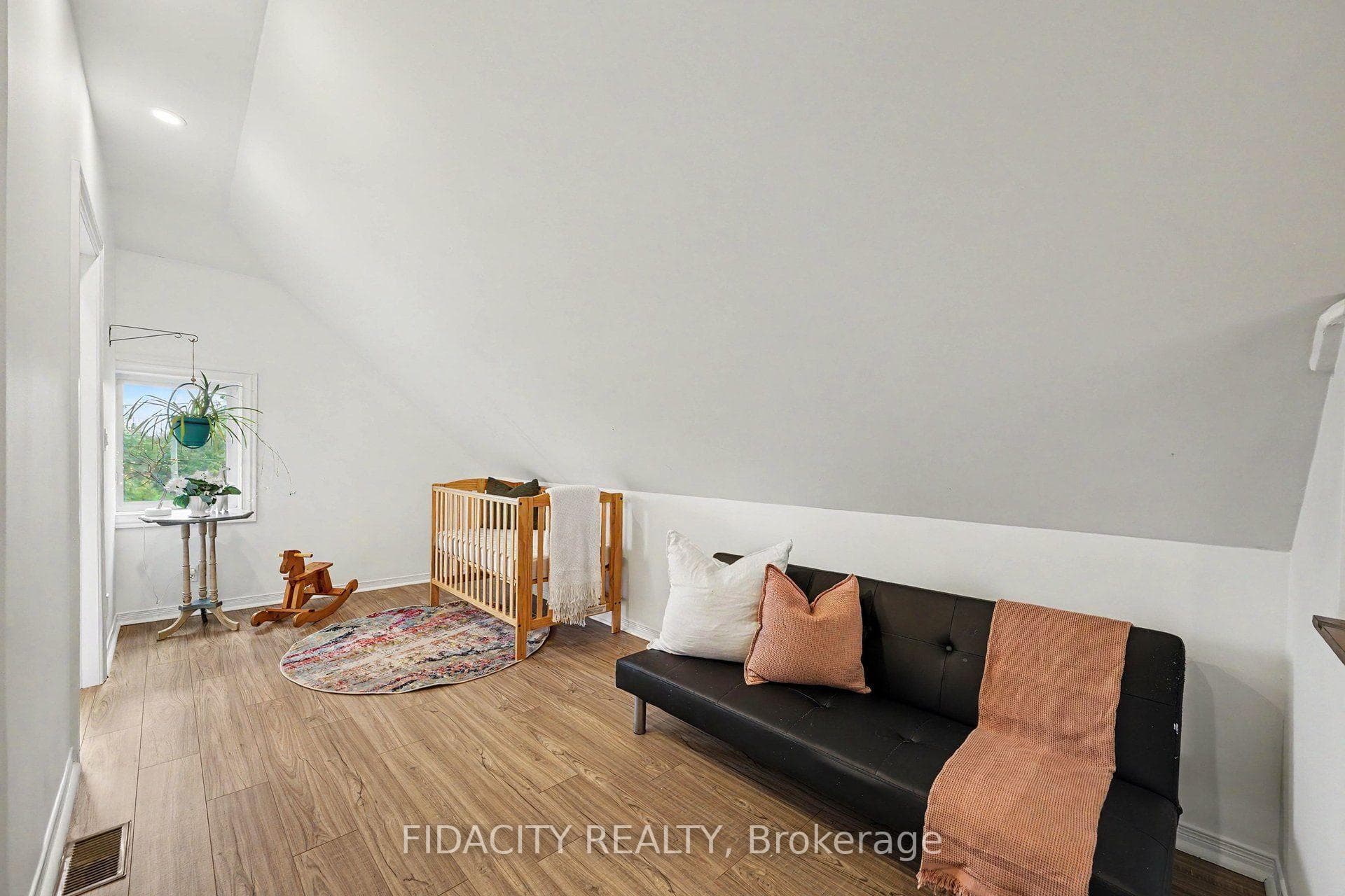 6811 Flewellyn Road photo 18