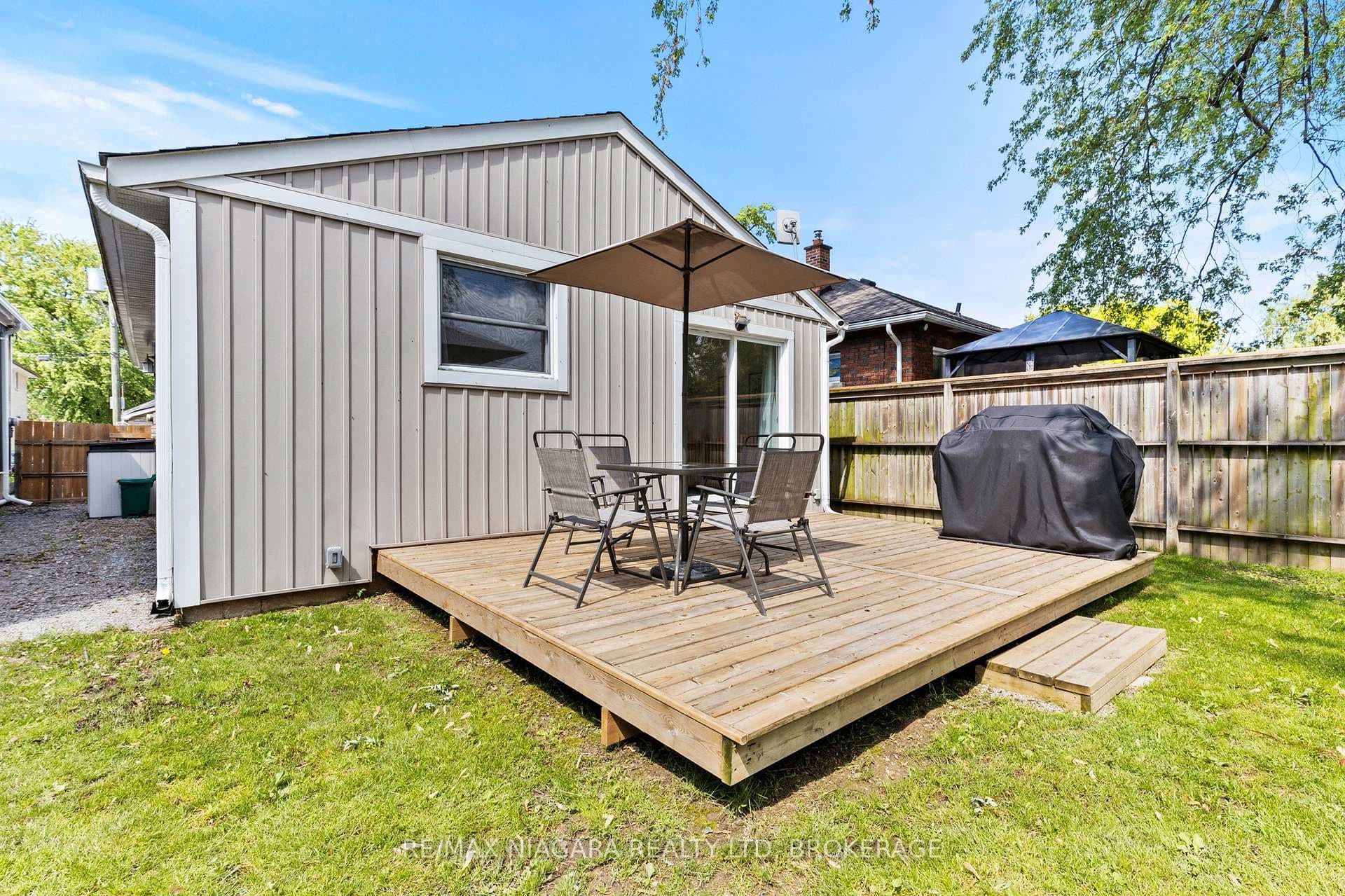 38 ALEXANDRA Boulevard photo 28