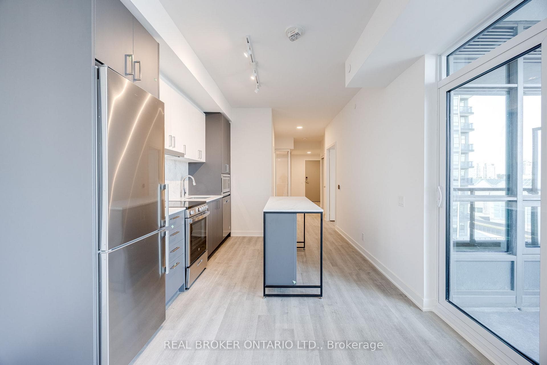 30 Upper Mall Way Unit 520 photo 7