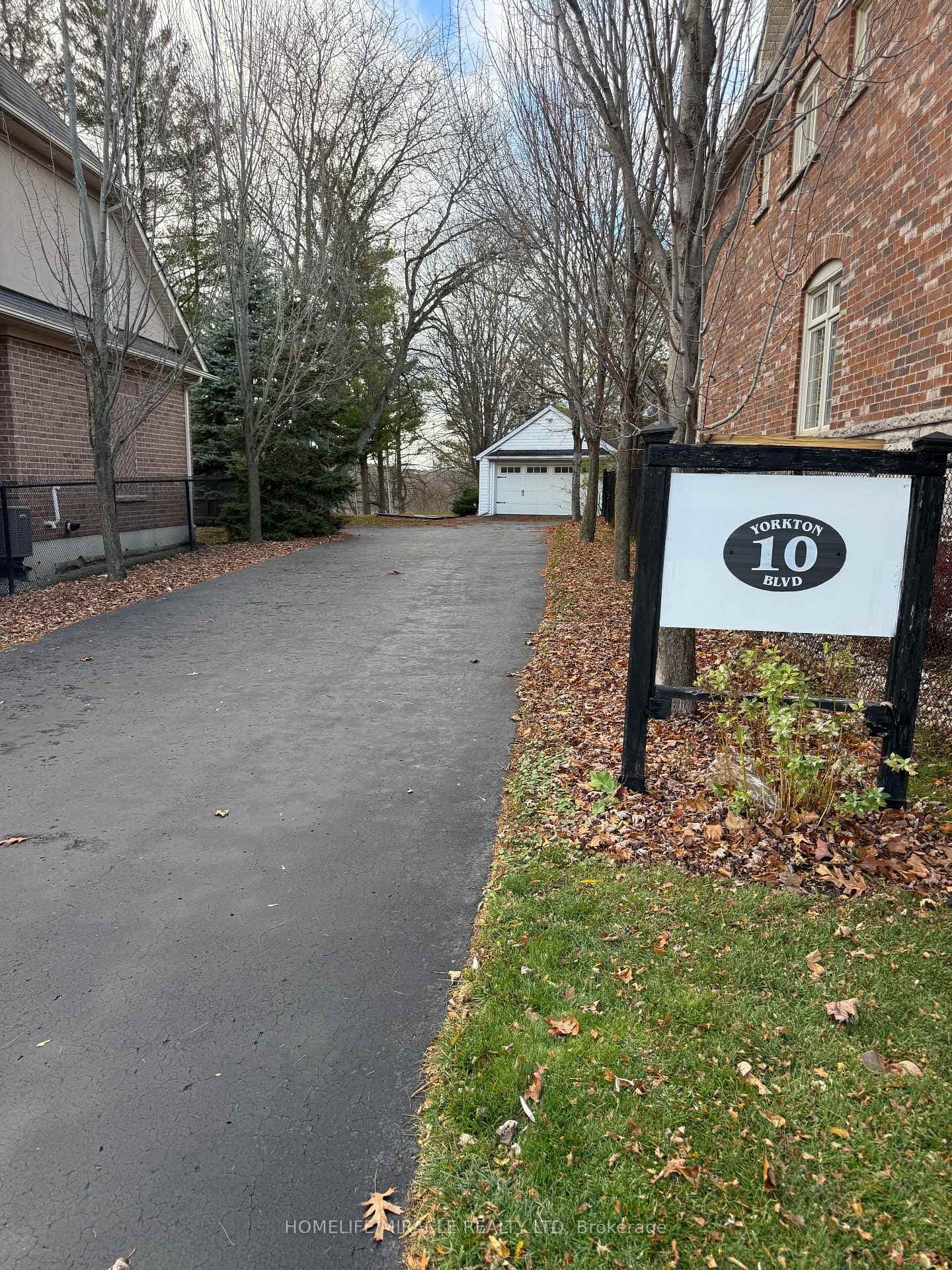10 Yorkton Boulevard photo 1